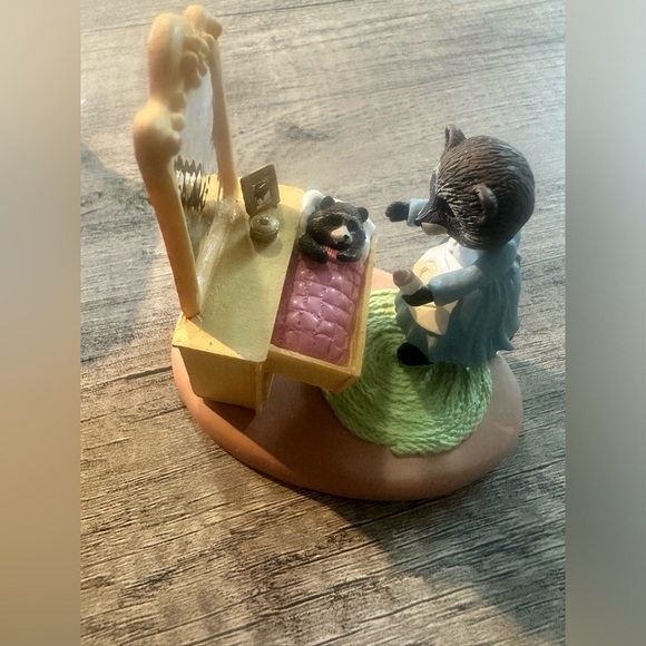 Hallmark 1988 Tender Touches “A Baby Brings New Love to Your Heart” Figurine - Picture 3 of 7